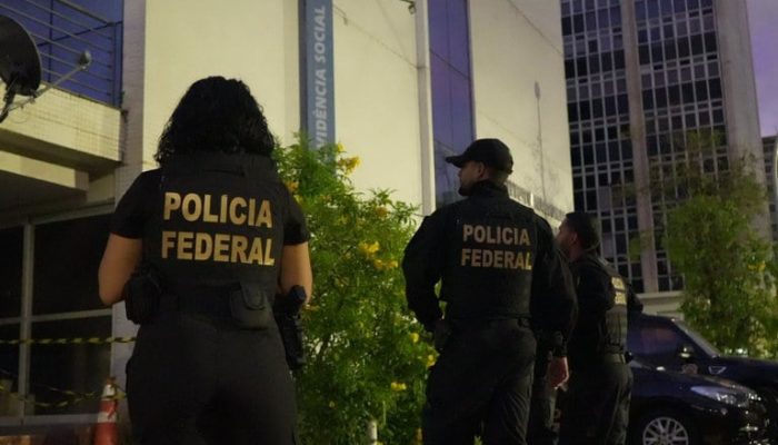 Agentes-da-Policia-Federal-PF-em-frente-a-predio-do-INSS.jpeg