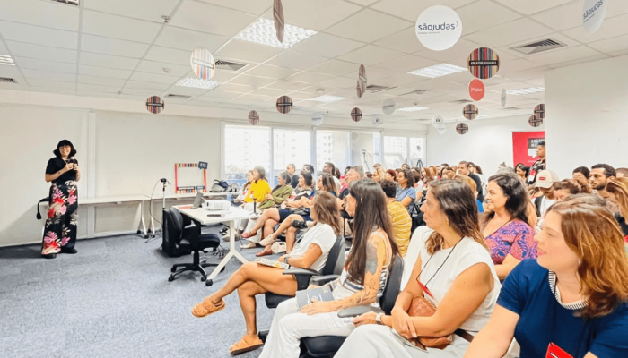 Anna-Ce-mostra-que-o-caos-nao-e-sinonimo-de-criatividade-no-CreativeMornings.png