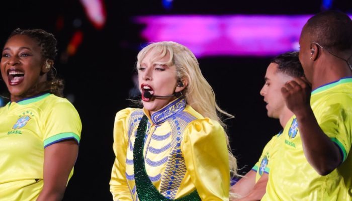 Com-roupa-Lady-Gaga-faz-show-na-Praia-de-Copacabana-no-RJ-Brazil-News-1.jpg