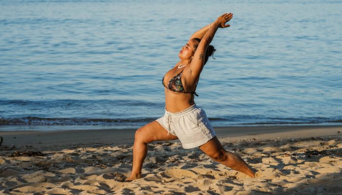 Dia-Internacional-do-Yoga-em-Santos-tera-aulao-gratuito-no-Quebra-Mar-e1778866644209.jpg