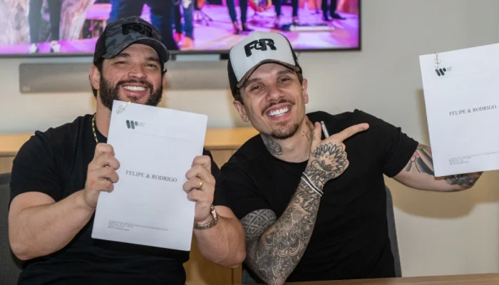 Felipe-e-Rodrigo-assinam-com-a-Warner-Music-Brasil-Fernando-Hiro-e-Anna-Clary-1.webp.webp