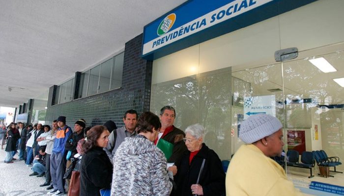 Idosos-aguardam-na-fila-da-Previdencia-Social-administrada-pelo-INSS-em-Curitiba.jpg