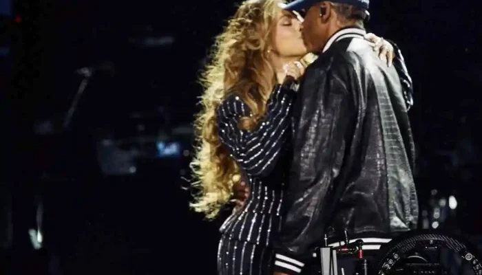 Jay-Z-e-Beyonce-se-beijam-no-show-especial-de-3-decadas-de-carreira-do-rapper-em-NY.webp.webp