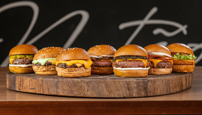 Lanches-da-Copa-do-Bom-Beef-Burgers-trazem-sabores-inspirados-nos-paises-do-torneio-scaled.png