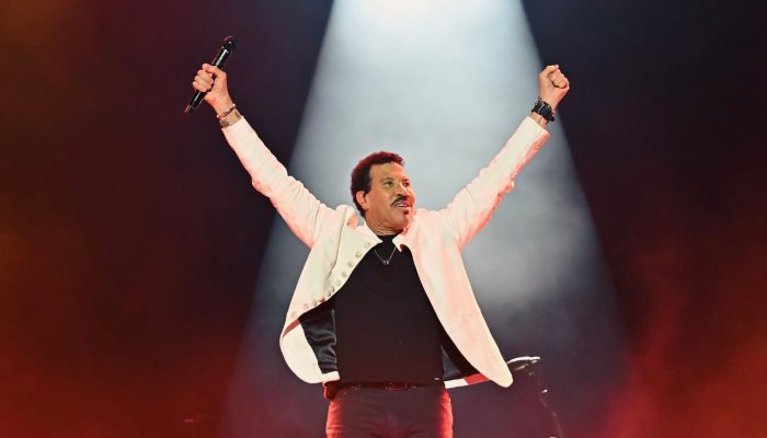 Lionel-Richie-enfileira-hits-em-show-elegante-no-The-Town.jpg