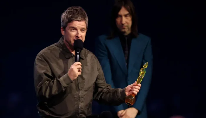 Noel-Gallagher-discursa-no-palco-apos-receber-o-premio-de-compositor-do-ano-durante-o-BRIT-Awards-20.webp