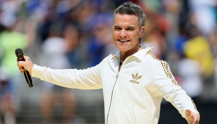 Robbie-Williams-GettyImages-2225461279.jpg