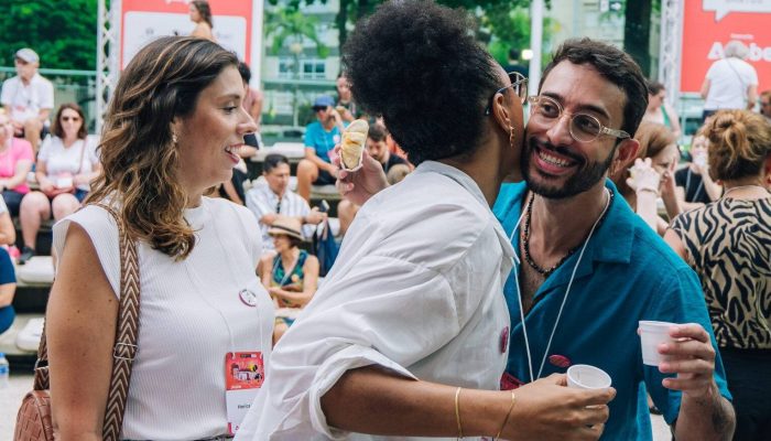 Sai-da-tela-e-vem-para-a-vida-real-os-clubes-offline-chegaram-em-Santos-scaled-e1777395493416.jpg