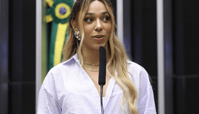 Santos-tera-debate-sobre-o-fim-da-escala-6×1-com-Erika-Hilton.png
