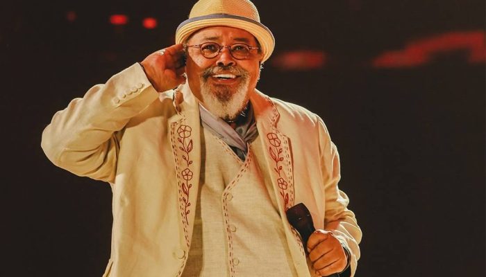 Vai-ter-show-do-Jorge-Aragao-na-festa-de-lancamento-do-Santos-Carnaval-2027-1.jpg