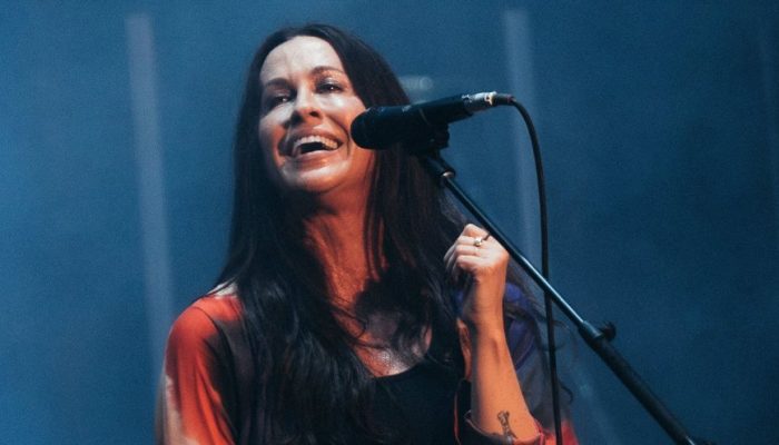 alanis-morissette-entrega-show-poderoso-e-nostalgico-no-lollapalooza-brasil_widelg.jpg