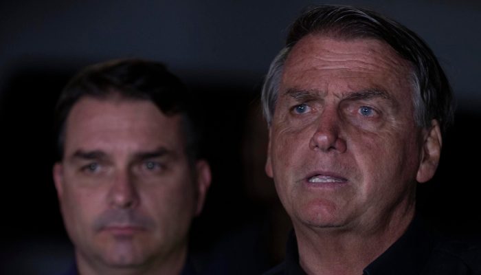bolsonaro-com-flavio-foto-joedson-alves-efe.jpg