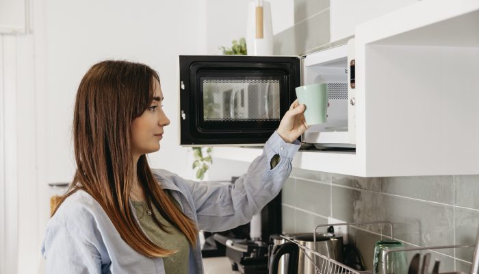 casual-girl-using-microwave-heat-cup.jpg