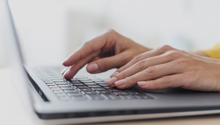 close-up-mulher-digitando-no-teclado-laptop.jpg