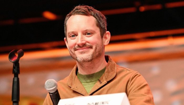elijah-wood-o-senhor-dos-aneis-elenco-salario-foto-chelsea-guglielmino-getty-images-1828075717_widel.jpeg