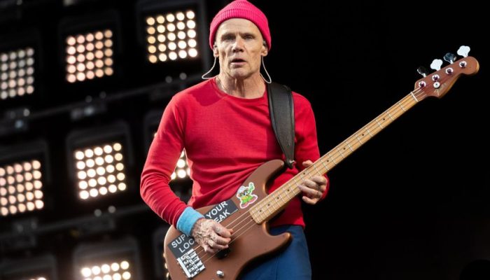 flea-red-hot-chili-peppers-foto-roberto-ricciuti-getty-images-1567480482_widelg.jpg