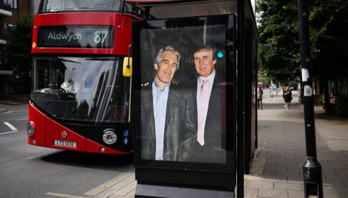 manifestantes-instalam-foto-de-trump-e-epstein-em-rua-de-londres-entenda-2225552765_uk155159211_wide.jpeg