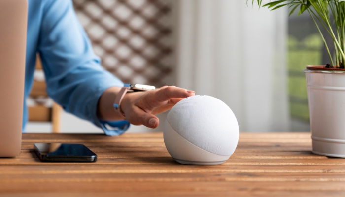 mulher-toca-oarte-superior-echo-dot-alexa.png