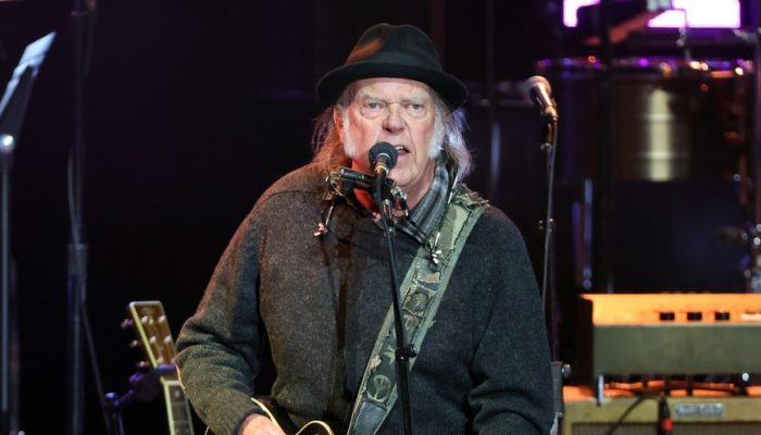 por-que-neil-young-proibiu-transmissao-de-show-no-glastonbury2212328414_zl190553191_widelg.jpg