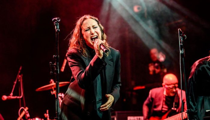 vera-farmiga-de-invocacao-do-mal-e-vocalista-em-banda-de-rock-conheca-o-the-yagas-2208780340_widelg.jpeg
